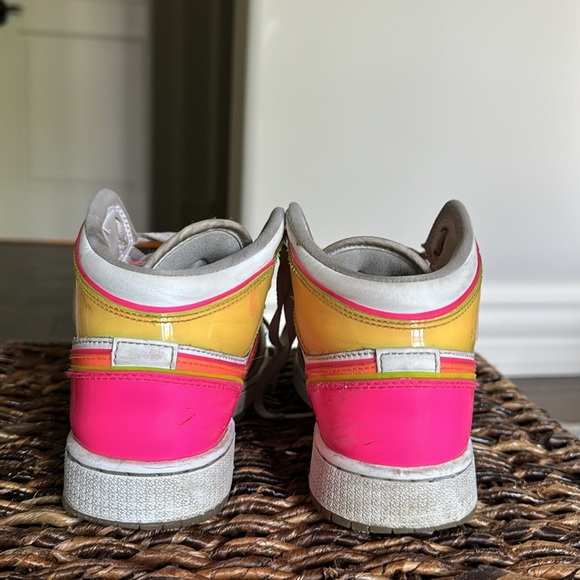 The Air Jordan 1 Mid Edge Glow (GS) size 4 - Picture 4 of 7